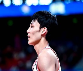 星空体育- 省领导到球员更衣室 